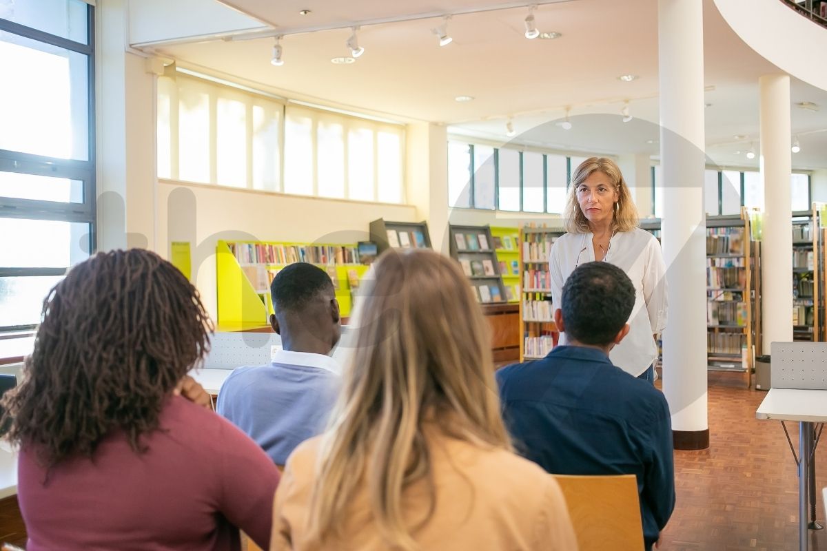 Tiến hành cuộc phỏng vấn Focus Group với điều phối viên nhiều kinh nghiệm và am hiểu về chủ đề