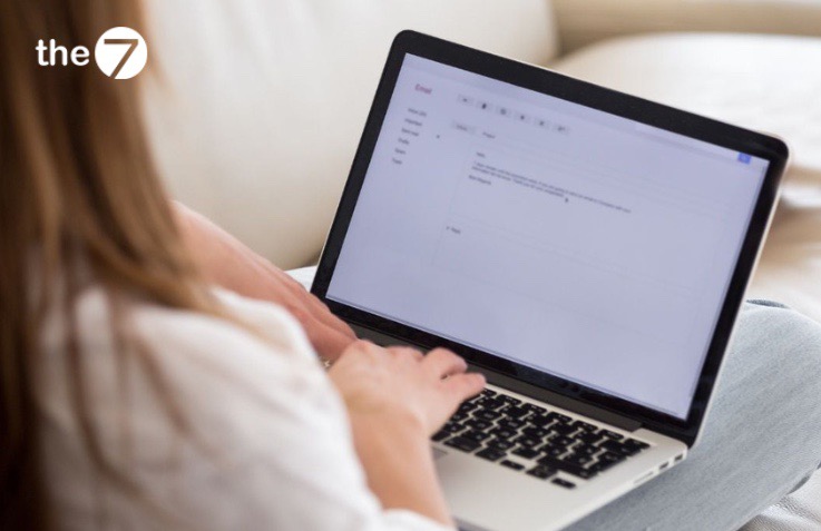 Qua email/ tin nhắn