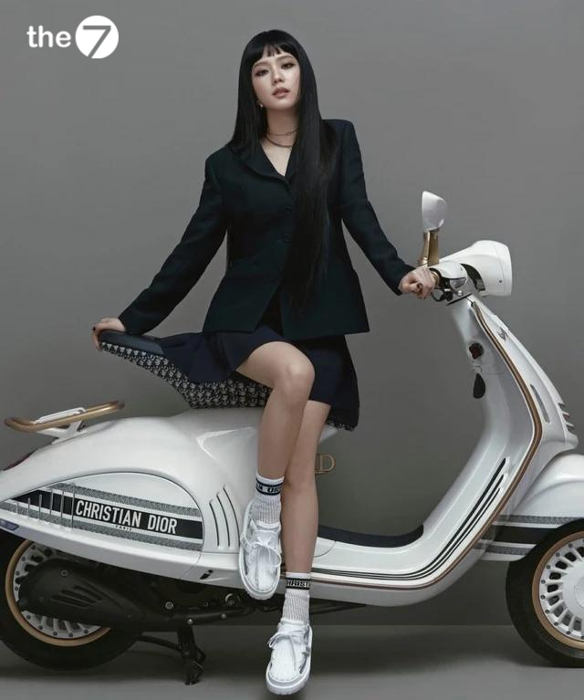 Vespa 946 Christian Dior kết hợp với Jisoo