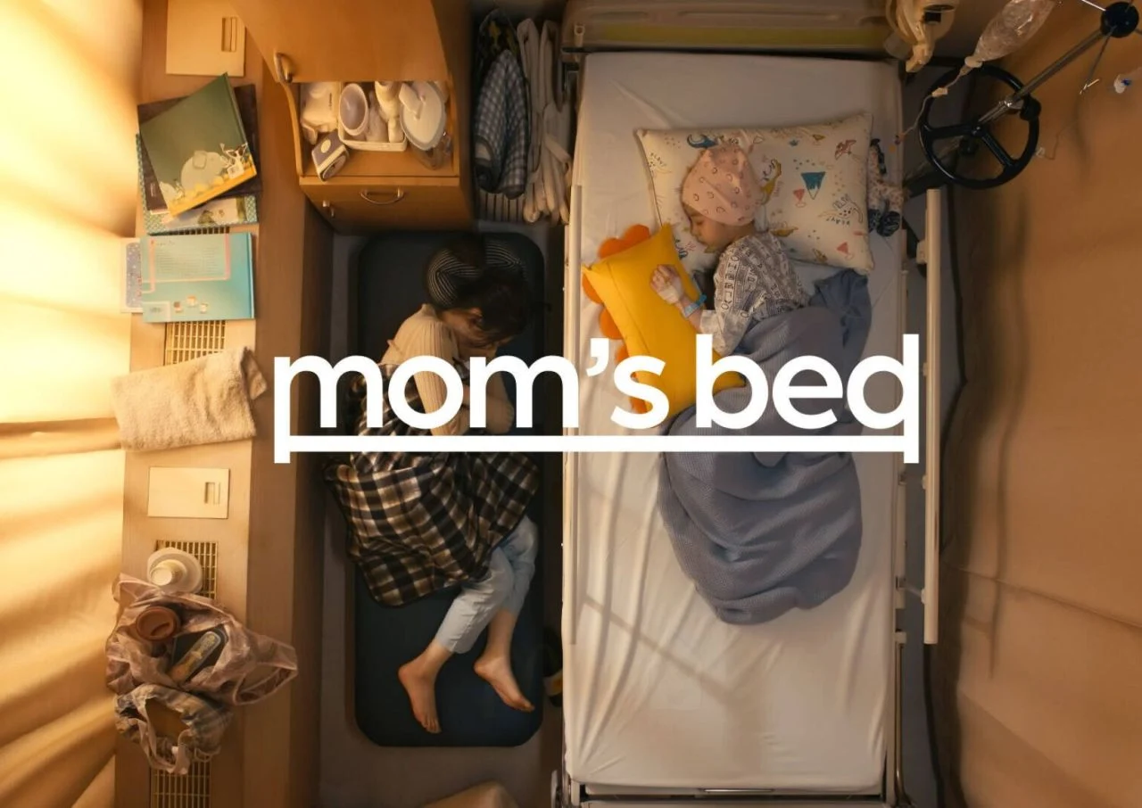 Đây chính là không gian nghỉ ngơi chật hẹp, nơi các bà mẹ phải đối mặt với sự thiếu thốn và bất tiện trong suốt thời gian dài khi chăm sóc con ốm.